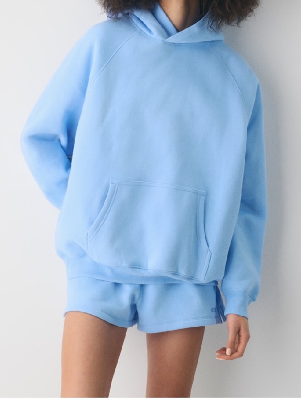 Cozy Sweatfleece Mega Raglan™ Hoodie in postcard blue. Perfect condition